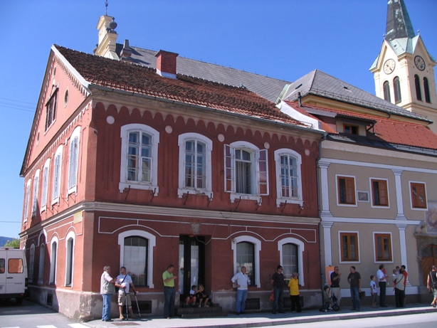 Druga lokacija žalske Pošte - vhod s ceste na levi strani